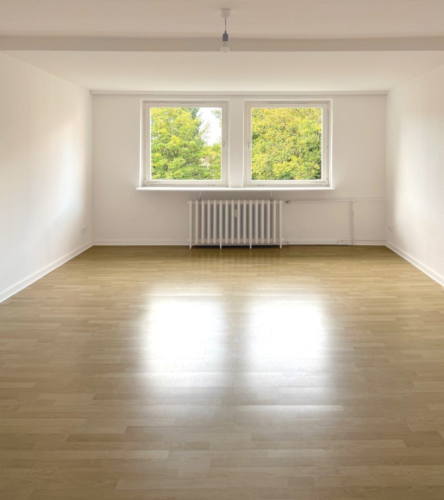 Das fast 30 Quadratmeter große Zimmer im Dachgeschoss mit Fenstern zum Garten